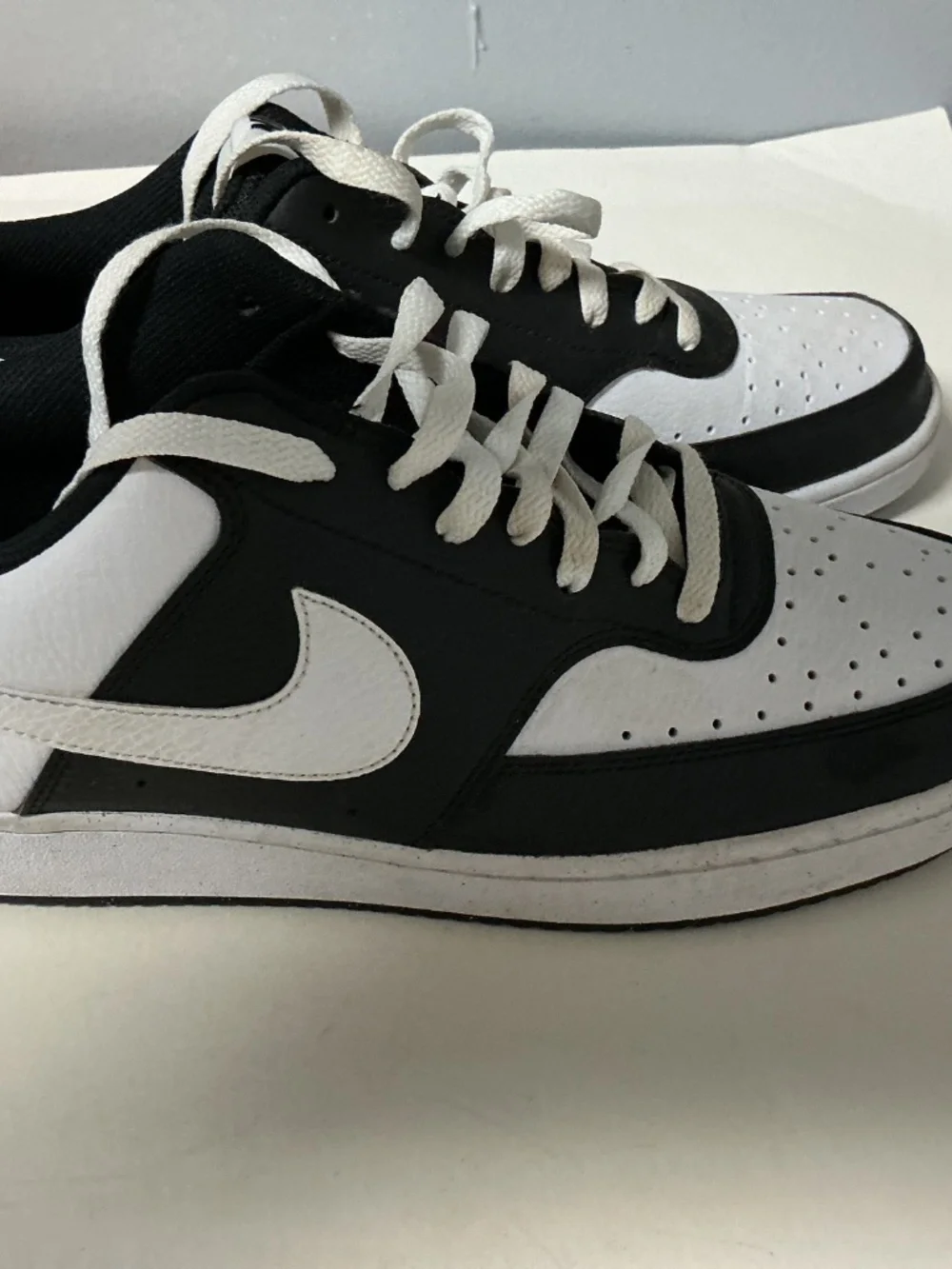 Nike listing pair